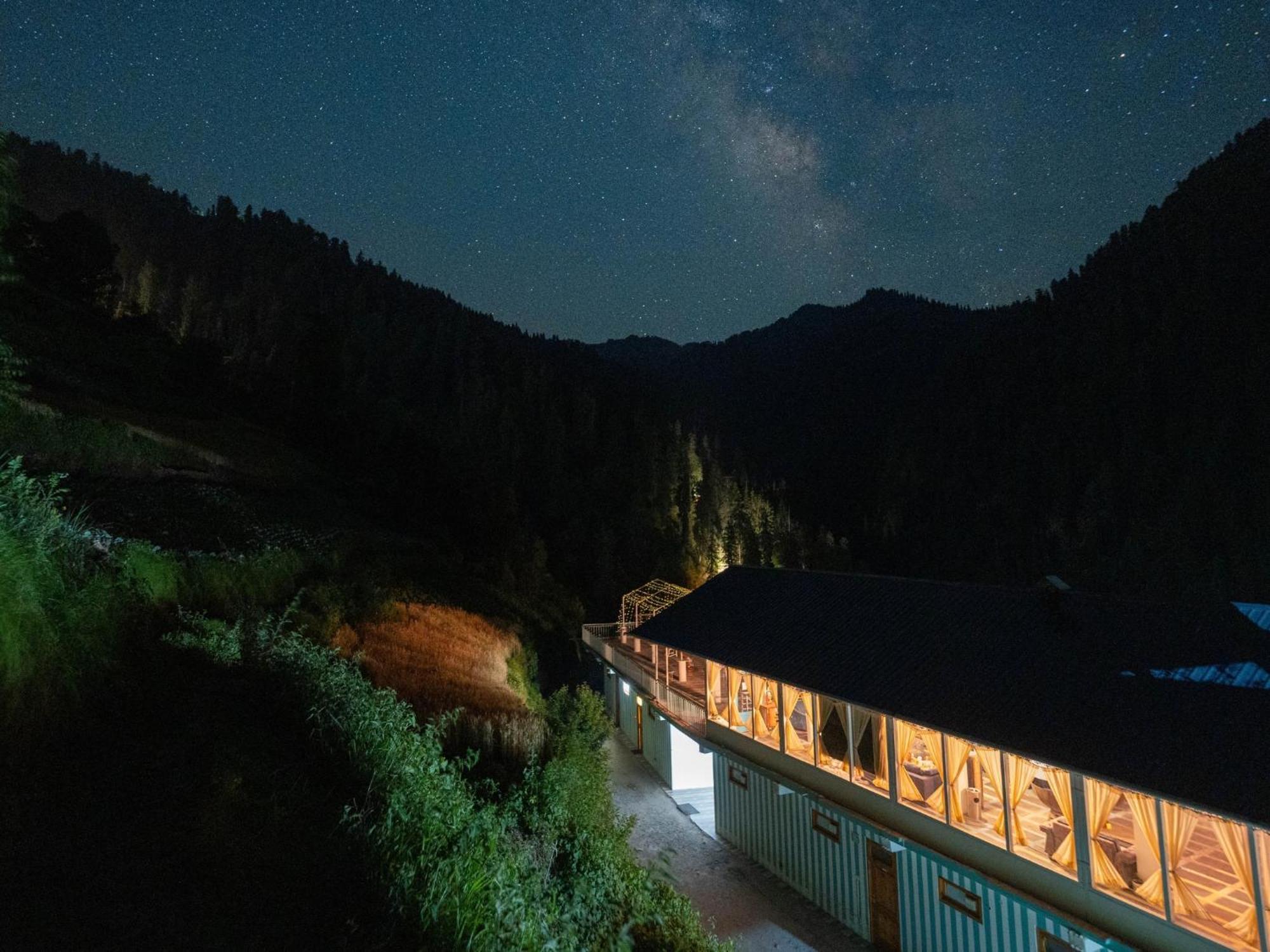 Moustache Shoja, Jibhi Hostel Eksteriør bilde